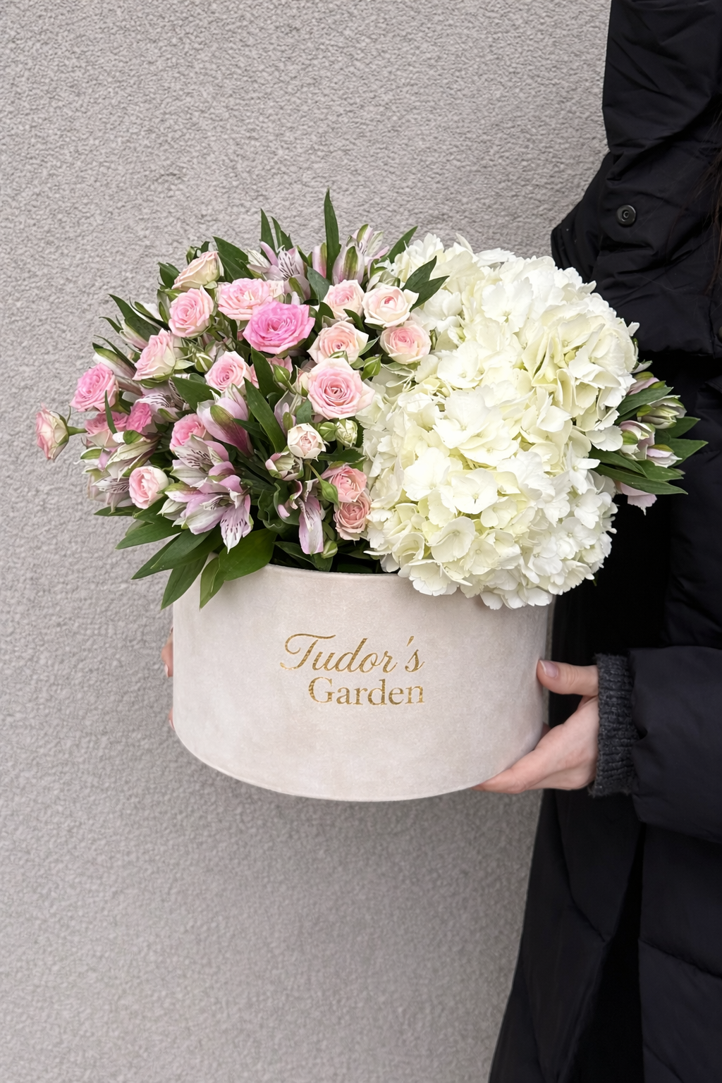 Spring Blossoms – aranjament floral cu hortensie și miniroze în cutie elegantă de catifea, cadou premium pentru 1-8 Martie.